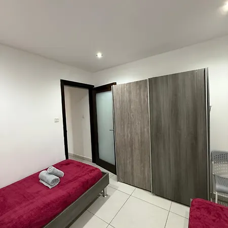 Large Paceville 2 *